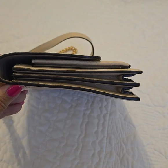 Coach Cream Shoulder Bag with Gold Chain - Picture 3 of 7